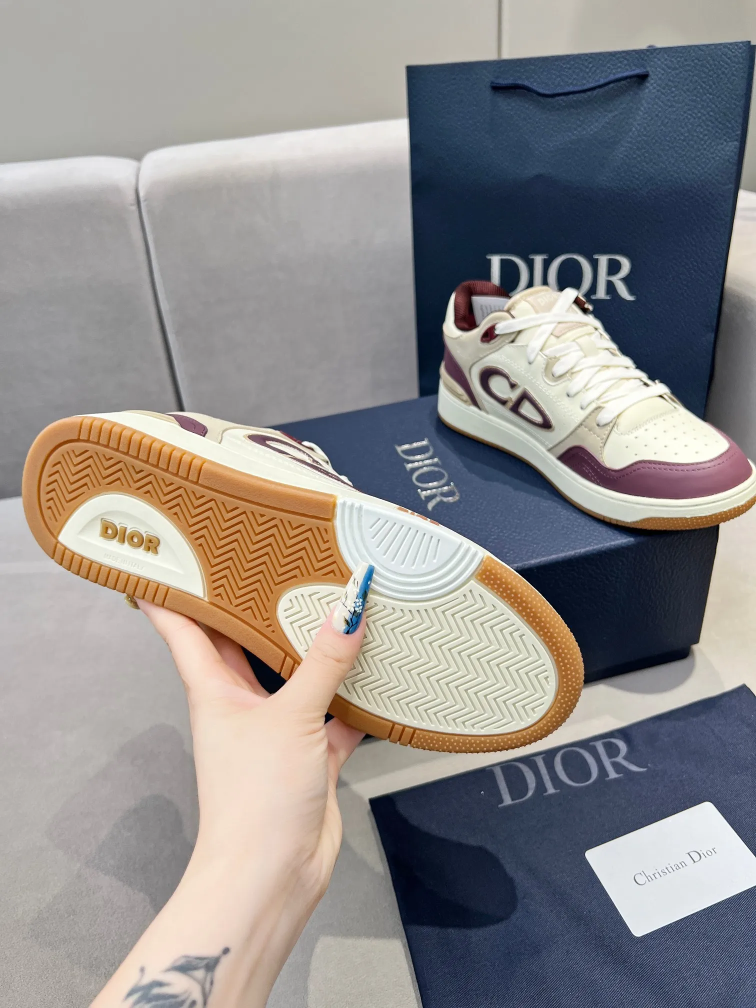 Men's Men's Shoes 💰600 Dior DiorB57 top version of low-top sneakers! ! ! Green with beige smooth first-layer cowhide, fully oiled edges, T men's shoes 💰U outsole.  The 2024 autumn men's wear series has made a wonderful debut, a new classic item launched by Dior. Crafted from smooth first-grain cow leather in vibrant green and beige, it's accented with tonal Oblique embossed labels on the sides. The distinctive laces of the same color match the color of the shoe body, and the opening and closing are decorated with various classic details on the tongue, sole and back side to enhance the style. The eyelet details, upper stitching and heel strip panels of the same color highlight the dynamic charm of its sports style. Exclusive two-color molded T men's shoes 💰U outsole is light, comfortable, non-slip and wear-resistant, the mesh lining and feet are customized with original colors, soft and breathable. Exquisite production technology highlights the grade, and can be matched with all kinds of clothing to create a refined look.